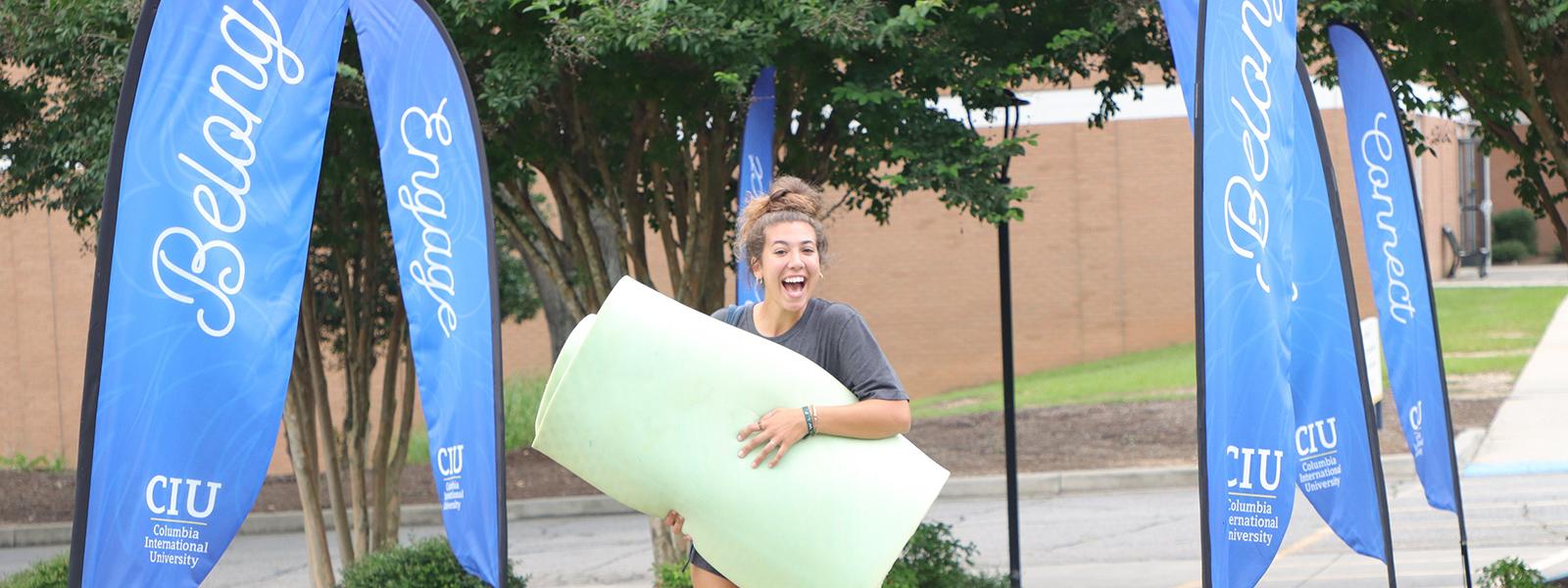 Upperclassmen lend a hand on move-in day for freshmen. (Photo by Kierston Smith) 