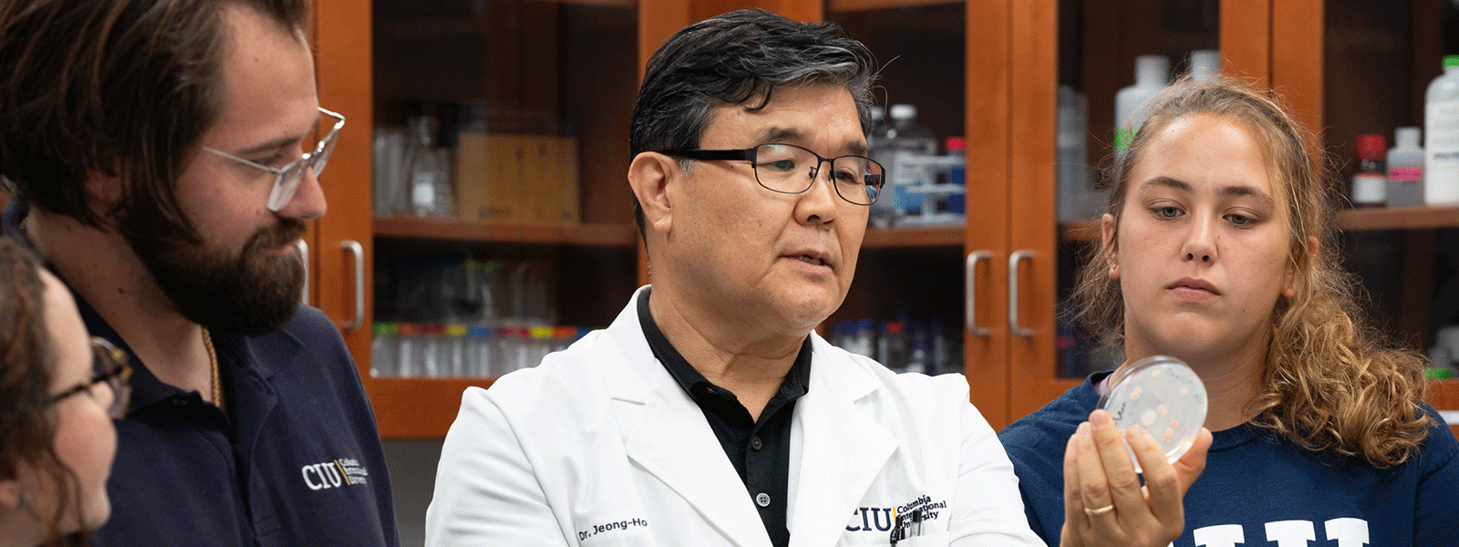 Dr. Jeong-Ho Kim teaches in the CIU lab. (Photo by Noah Allard)  