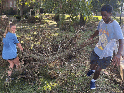 CIU students team-up to clean-up the nearby Denny Terrace neighborhood. 