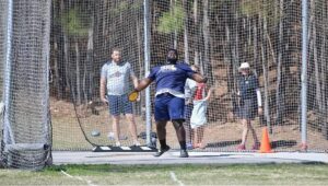 Dandre Leith throws the discus.