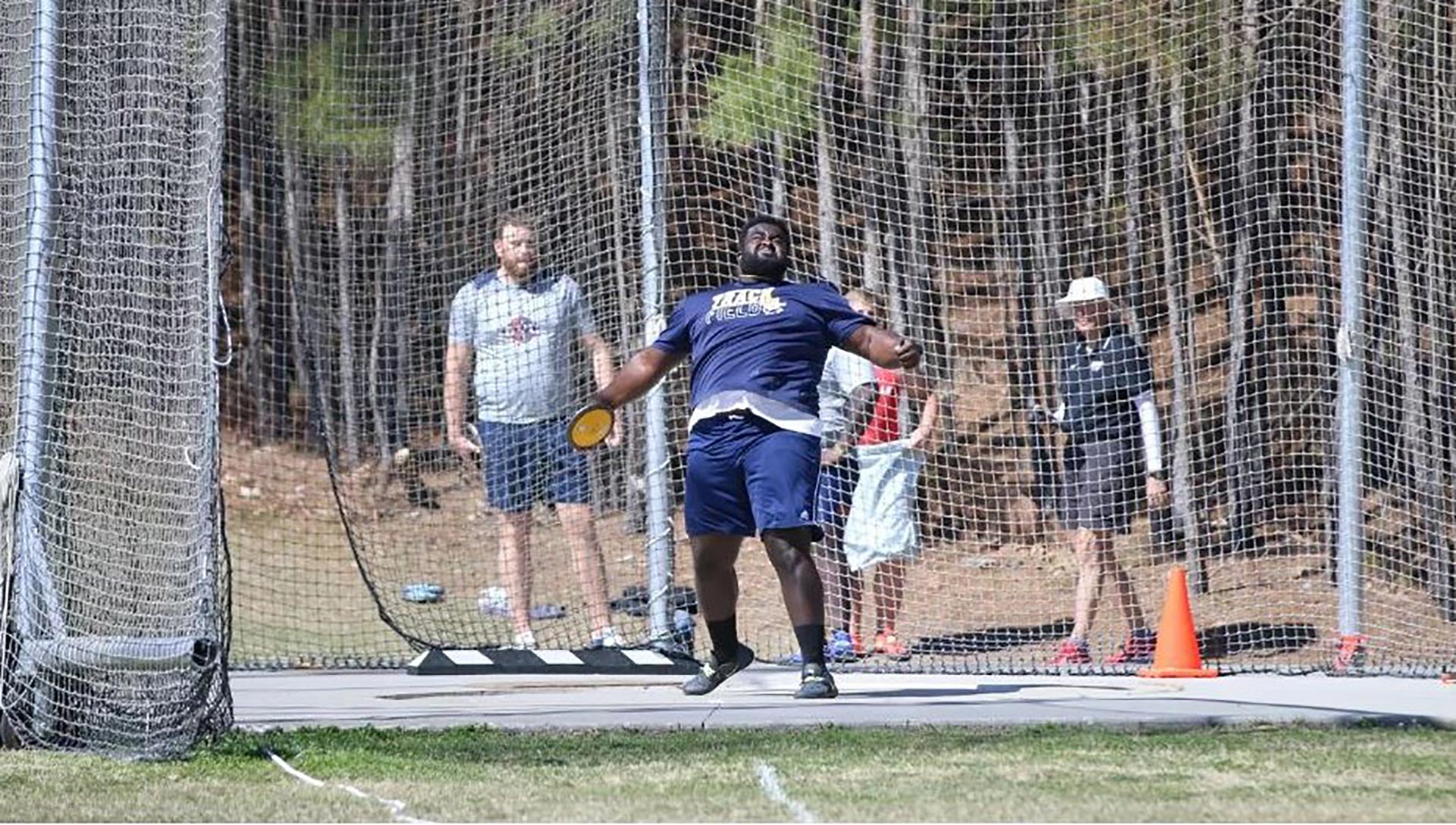 Dandre Leith throws the discus.